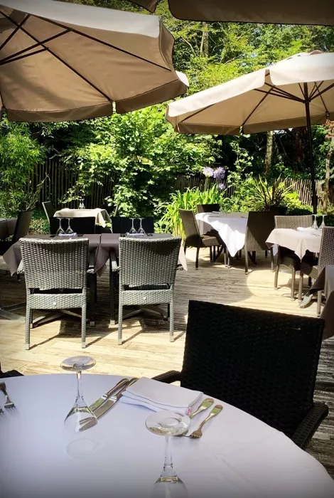 Terrasse ombragée du restaurant
